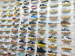 Operação apreende 30,7 mil pares de tênis falsificados na Capital