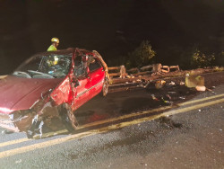 Carro capota em ponte e mulher cai no Rio Brilhante; motorista estava bêbada e foi presa