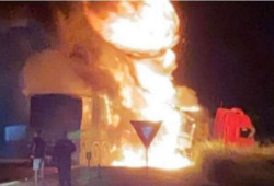 Motorista morre após carreta bater de frente com outra carreta e pegar fogo