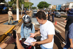 Prefeito vai para a rua e reforça ações para reduzir acidentes e mortes no trânsito