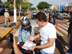 Prefeito vai para a rua e reforça ações para reduzir acidentes e mortes no trânsito