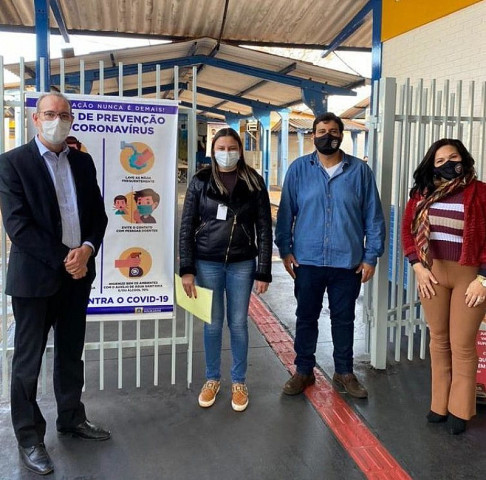 Promotor Luiz Gustavo Terçariol em visita a Escola Municipal Lóide Bonfim de Andrade (Imagem: Assecom)