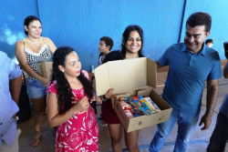 Pais e alunos se emocionam ao receber kit escolar no primeiro dia de aula