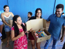 Pais e alunos se emocionam ao receber kit escolar no primeiro dia de aula