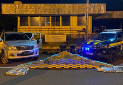 Dupla foge e abandona Toyota Hilux com 148 quilos de cocaína