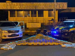Dupla foge e abandona Toyota Hilux com 148 quilos de cocaína