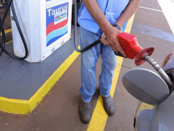 Gasolina comum custa de R$ 6,09 a R$ 6,59 em Dourados, mostra Procon