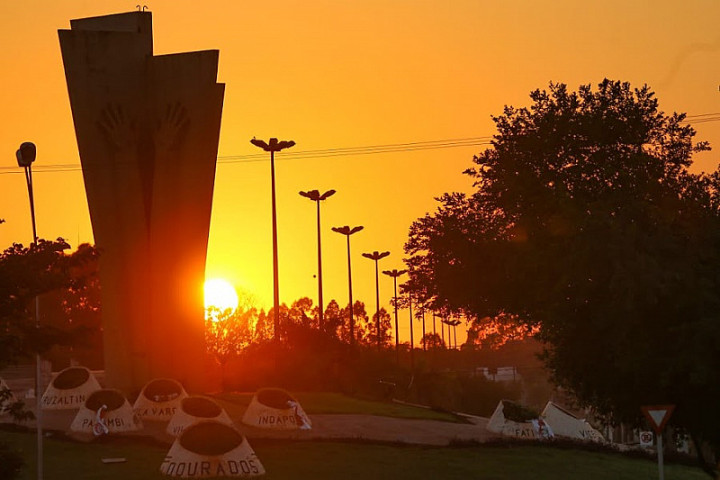 Por do sol visto pelo Monumento ao Colono (Franz Mendes)