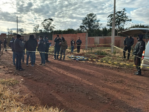 Policiais paraguaios no local onde corpo de adolescente foi encontrado (Imagem: Marciano Candia)