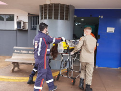 Condutor perde controle da direção, caminhonete capota e mulher é ejetada do veículo