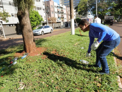 Marçal ajuda a recolher lixo nas ruas e pede cuidado com a cidade
