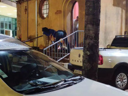 Homem em situação de rua morre em escadaria de igreja após ser esfaqueado