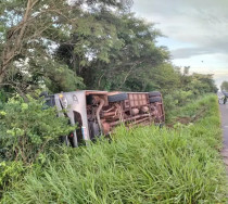 Ônibus com funcionários de usina tomba e 3 ficam feridos
