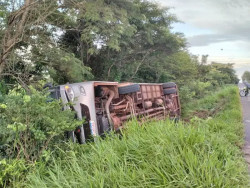Ônibus com funcionários de usina tomba e 3 ficam feridos