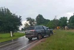 Dois homens morrem após batida impressionante entre moto e carro