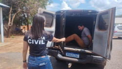 Homem tentou simular morte da esposa, mas foi preso enquanto fugia