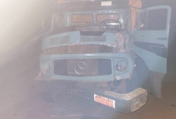 Caminhoneiro morre após carreta sair da pista e tombar