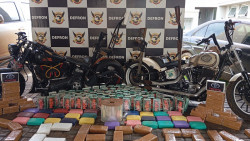 Pai, esposa e filho são presos com armas de guerra, veículos de luxo e drogas na fronteira