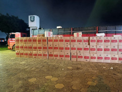 Carreta tombada é apreendida com carga milionária de cigarros na MS-164