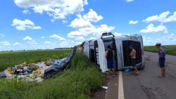 Mulher fica ferida após carreta tombar na MS-040; marido e filha sem ilesos