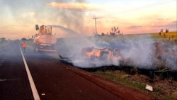 Homem fica ferido após carro capotar e pegar fogo na BR-163