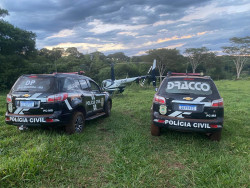 Helicóptero recuperado na fronteira é levado para hangar da polícia na Capital