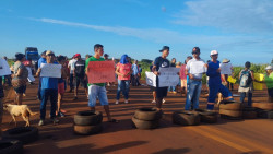 Com reunião marcada para amanhã, moradores liberam BR-163 após 2 horas de protesto