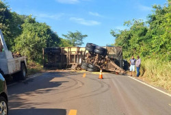 Peça de engate se solta e carreta tomba na MS-395