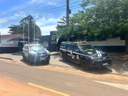 Homem é preso após agredir esposa com soco e fugir com o filho do casal