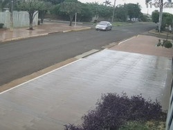 Criança em patinete elétrico é atropelada por carro