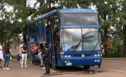 Ônibus de turismo apreendido esta manhã com passageiros (Fotos: Divulgação/Senad)