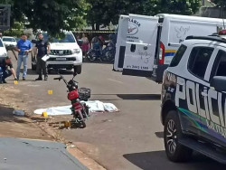 Mulher em bicicleta elétrica morre atropelada por caminhão