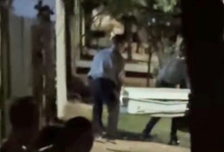 Homem é assassinado a tiros e irmã vê pistoleiro fugindo com arma na mão