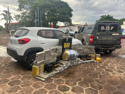 Ação policial apreende 460 quilos de drogas em carro roubado no Paraná