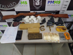 Homem de 40 anos é preso com armas, drogas e munições em Dourados