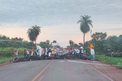Em luta por reforma agrária, trabalhadores bloqueiam estradas e ocupam sede do Incra