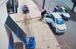 Homem é morto a tiros no centro de cidade da fronteira e carro do crime abandonado em chamas