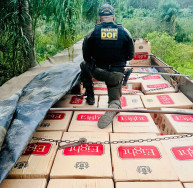Carreta furtada no Paraná levava quase 30 mil pacotes de cigarros contrabandeados