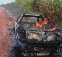 Picape lotada de maconha é encontrada em chamas em rodovia