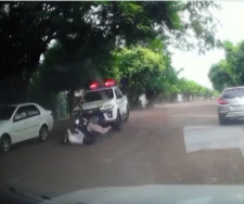 Motociclista foge de agentes de trânsito e vai preso após ser atropelado por viatura