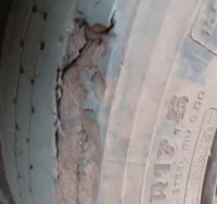 “Aqui você não multa”: dono de moto apreendida se revolta com pneus “carecas” de guincho