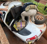 Veja o vídeo: motorista foge e Meriva lotada de contrabando para em valeta