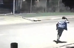 Homem é flagrado atacando motociclistas com facão em cidade da fronteira