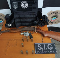 Homem é preso com armas ilegais em investigação sobre briga entre colegas durante festa