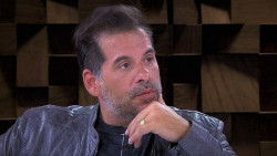 Leandro Hassum se vacina nos EUA e lamenta que a mãe não foi imunizada no Brasil