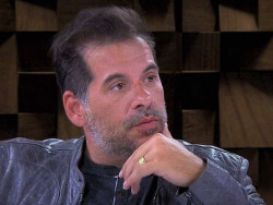 Leandro Hassum se vacina nos EUA e lamenta que a mãe não foi imunizada no Brasil