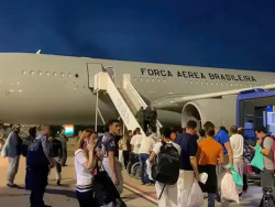 Avião com 96 brasileiros deportados dos EUA chega ao Brasil