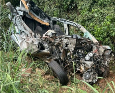 Carro bate de frente com caminhão, fica destruído e mulher morre na BR-267