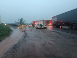 Homem perde controle da direção, bate em caminhão e morre na BR-163