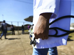 Apenas seis cursos de medicina do Brasil têm nota máxima no Enade